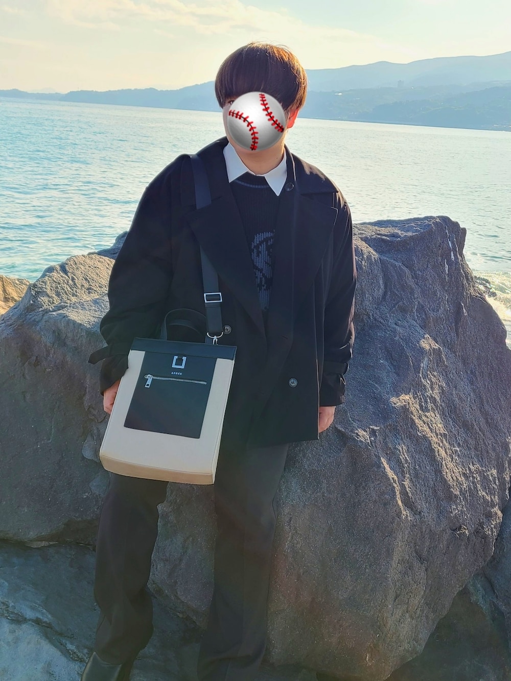 「休日コーデ、LOOSE、adrer、白シャツ、ジャケット、秋コーデ、11月、RAGEBLUE、デート、海」｜「Loose/ルースのドレープ ギミックショートトレンチコート【セットアップ対応】（トレンチコート、ブラック系）」を使った、まさきさん（メンズ・163cm）の秋コーディネートの1枚目の写真