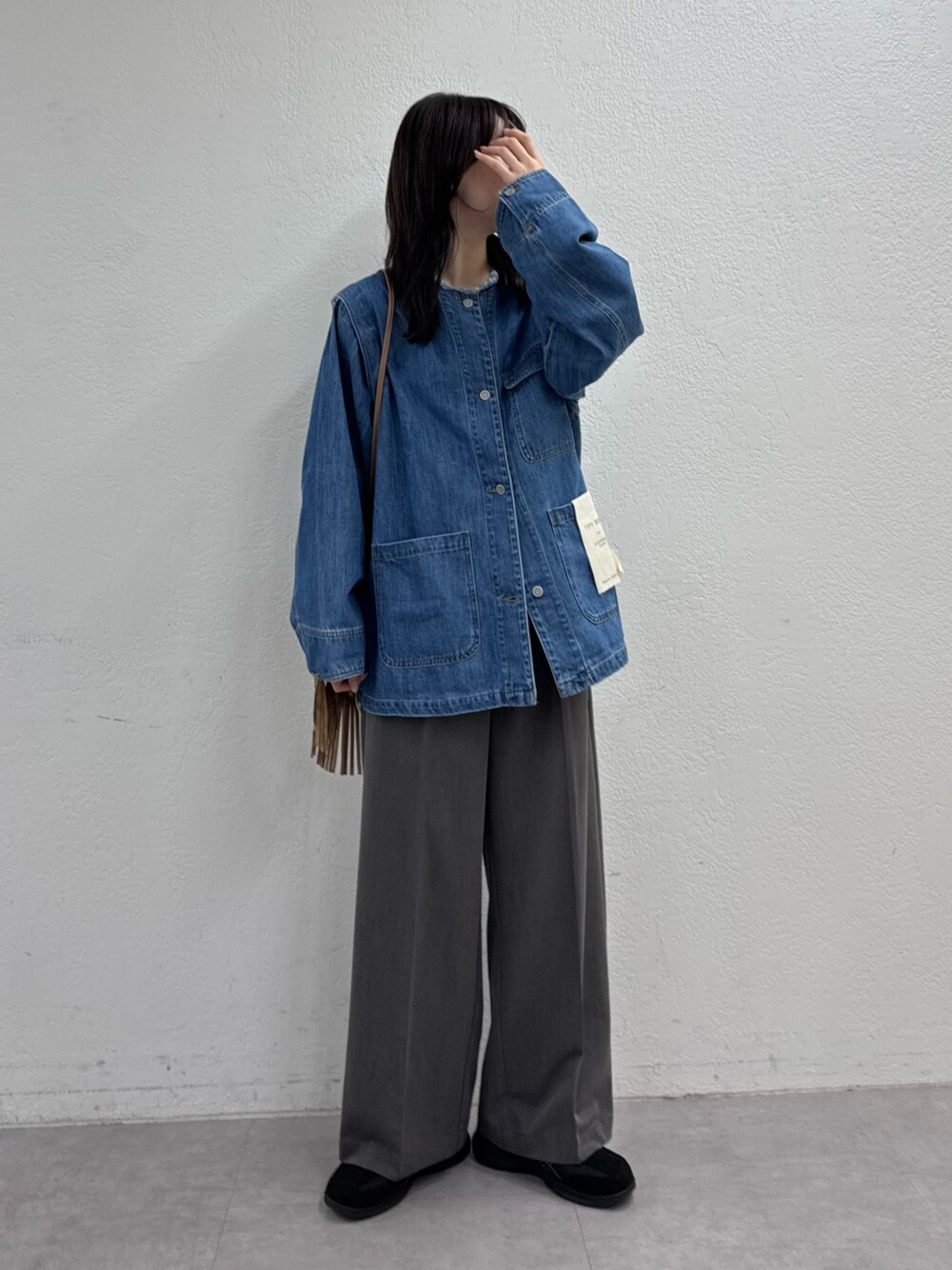 「春コーデ、デニム、大人カジュアル、デニムジャケット、シンプルスタイル、スラックス」｜「CIAOPANIC TYPYの【新色追加】マルチウェイデニムワークジャケット（デニムジャケット、ブルー系）」を使った、tntun0さん（レディース・166cm）の春コーディネートの1枚目の写真