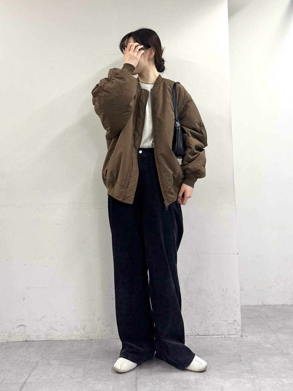 MA-1（ブラウン系）を使った「コーデュロイパンツ」の人気ファッション