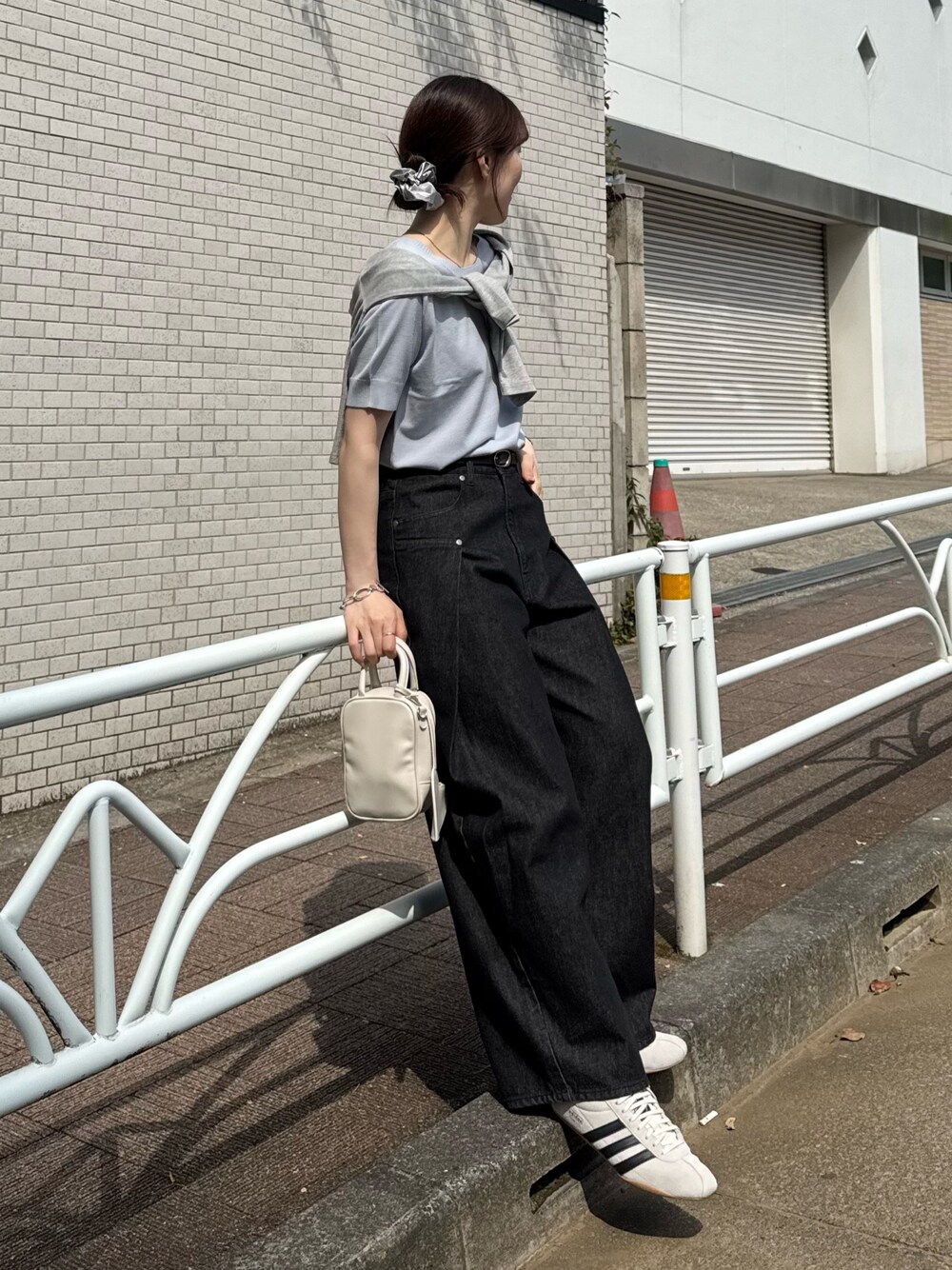 「レイヤードスタイル、ワイドパンツ、春夏コーデ、シンプルコーデ、韓国ファッション、きれいめカジュアル、休日スタイル、スニーカー、デニム、お出かけコーデ、夏コーデ、サマーニット、半袖ニット」｜「GEVACOの【GEVACO】クルーネックショートカーディガン（カーディガン/ボレロ、グレー系）」を使った、tntun0さん（レディース・166cm）の春コーディネートの1枚目の写真