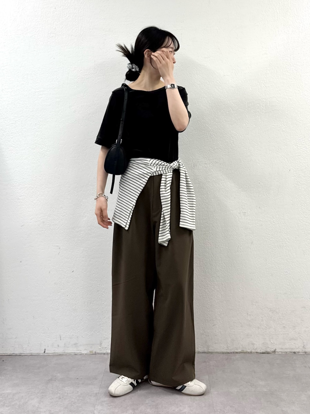 ブラウン系のTシャツ/カットソー、ホワイト系のTシャツ/カットソー、ブラウン系のスラックスを着用したレディースの秋コーディネートの1枚目の写真