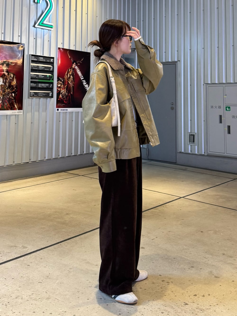 ライダースジャケットを使った「コーデュロイパンツ」の