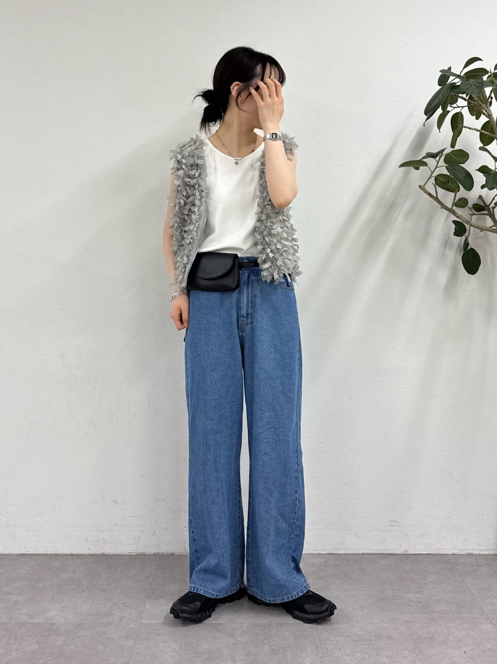 「タンクトップ、ノースリーブ、お出かけコーデ、レイヤードスタイル、休日スタイル、デニム、きれいめカジュアル、大人かわいい、夏コーデ、大人カジュアルコーデ、ウエストポーチ、ベスト、ベストコーデ、デニムパンツ、デニムコーデ」｜「CIAOPANIC TYPYのリボンフリンジZIPベスト（ベスト、グレー系）」を使った、tntun0さん（骨格ナチュラル・レディース・166cm）の夏コーディネートの1枚目の写真