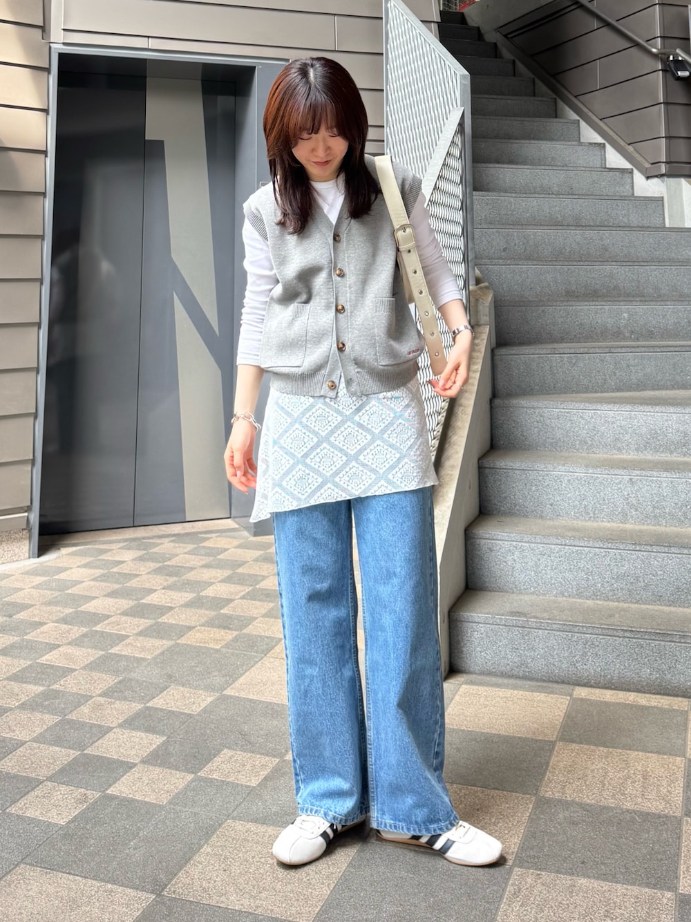 「大人カジュアル、ショルダーバッグ、ニットベスト、デニム、デニムパンツ、レイヤードスタイル、レイヤード、レース、春コーデ、スニーカー、お出かけコーデ、アディダスオリジナルス」｜「GEVACOの【GEVACO】前開きベスト（ニット/セーター、グレー系）」を使った、tntun0さん（レディース・166cm）の春コーディネートの1枚目の写真