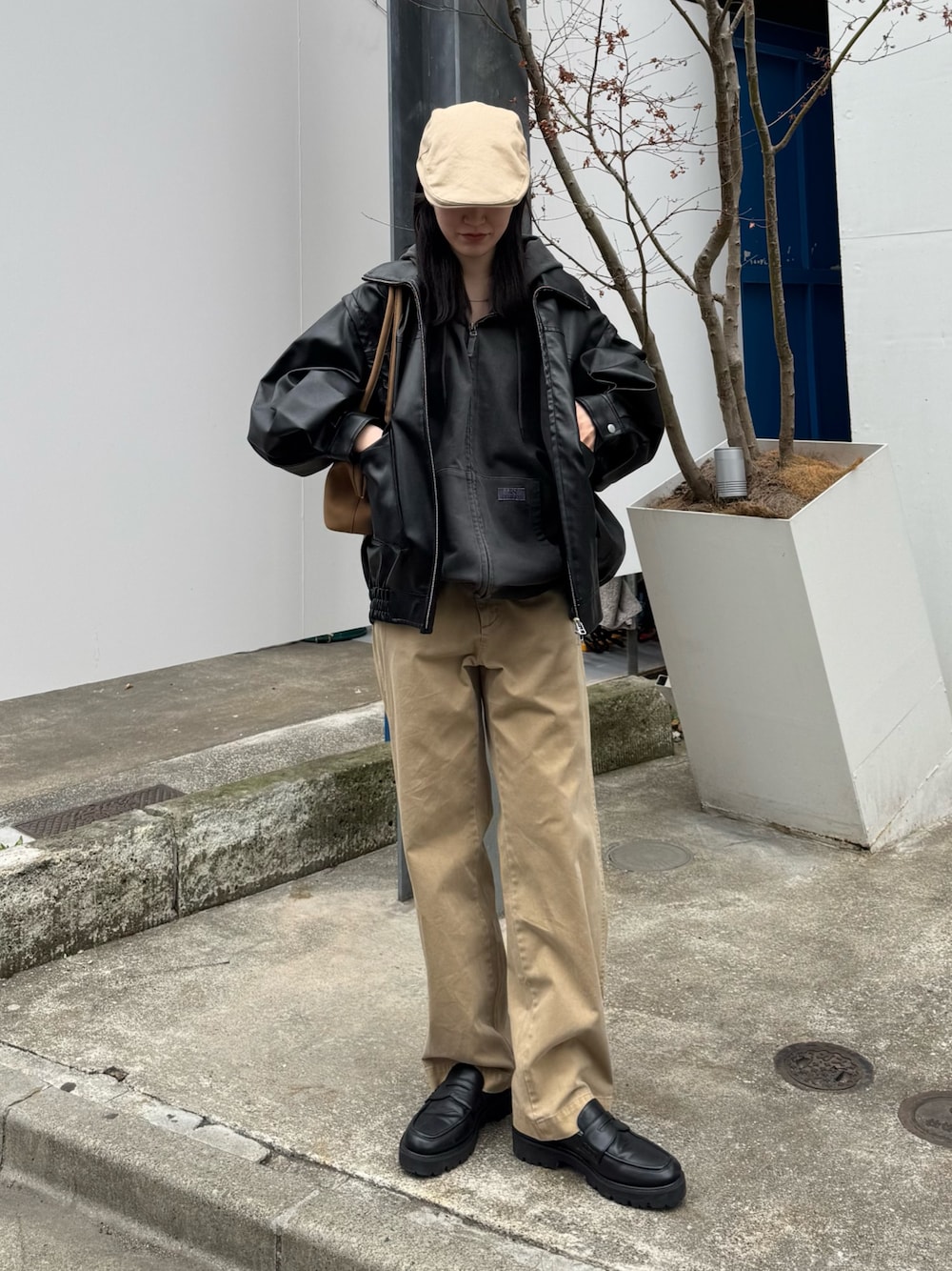 「パーカー、ショルダーバッグ、レイヤードスタイル、レザージャケット、ハンチング、メンズライク、休日スタイル、春コーデ、ローファー」｜「CIAOPANIC TYPYの【UNISEX】ハンチング帽（ハンチング/ベレー帽、ベージュ系）」を使った、tntun0さん（レディース・166cm）の春コーディネートの1枚目の写真