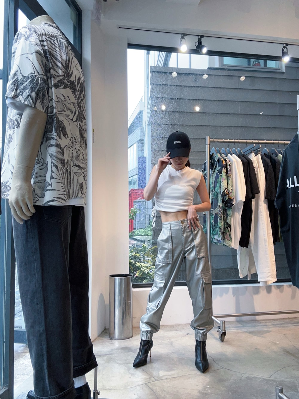 「ALLSAINTS、オールセインツ、コーディネート、ootd、fashion、秋服準備はじめました」｜「ALLSAINTSのBETHNAL FRAYED LOGO BASEBALL CAP | BETHNAL フレイド ロゴ ベースボール キャップ（キャップ、ブラック系）」を使った、MARINAさん（レディース・155cm）の秋コーディネートの1枚目の写真