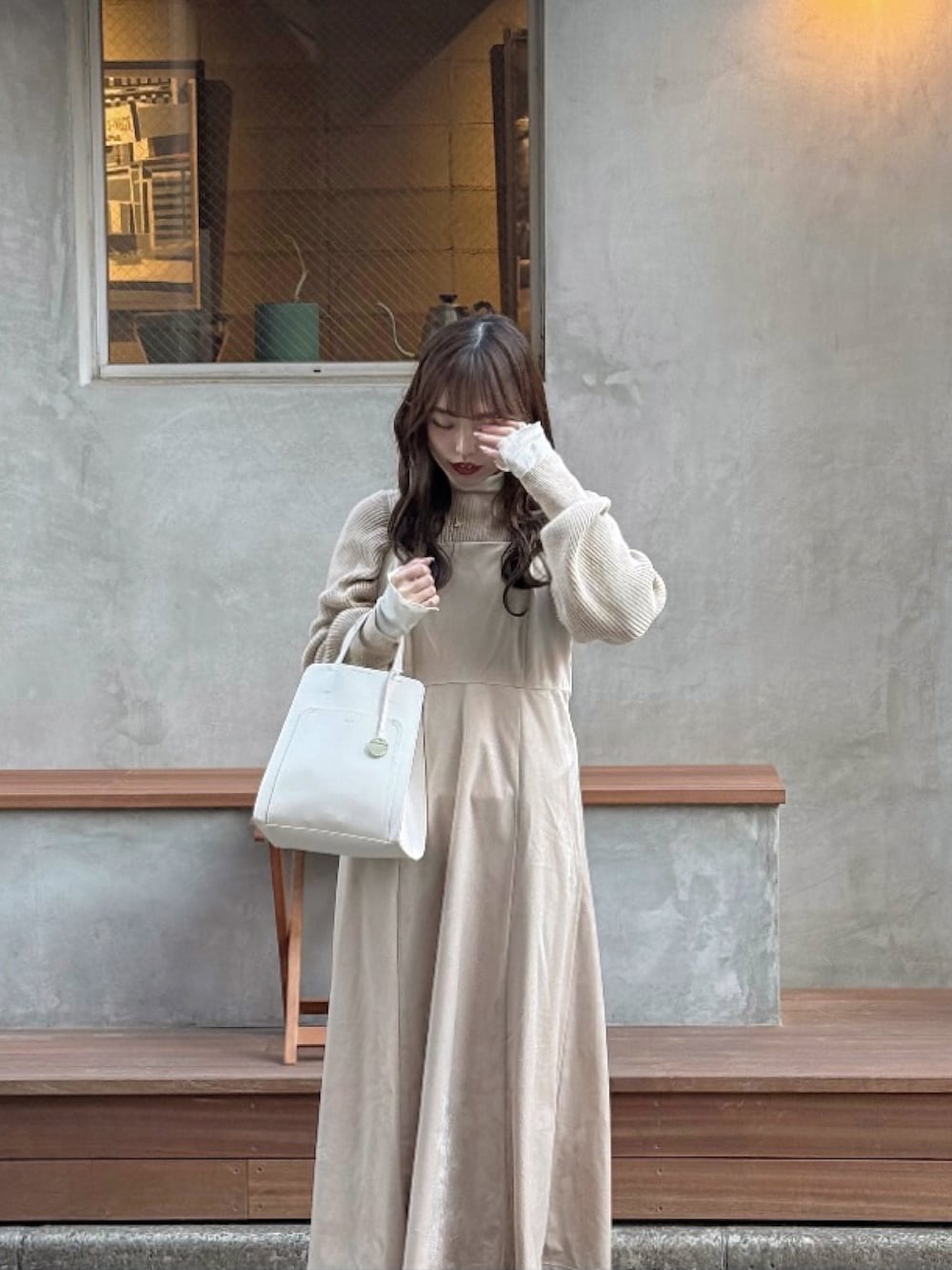 「カフェコーデ、＃淡色コーデ、#ベージュコーデ、キャミワンピース」｜「JUNOAHのアイテム（ワンピース、ベージュ系）」を使った、asumin_codeさん（レディース・151cm）の春コーディネートの1枚目の写真