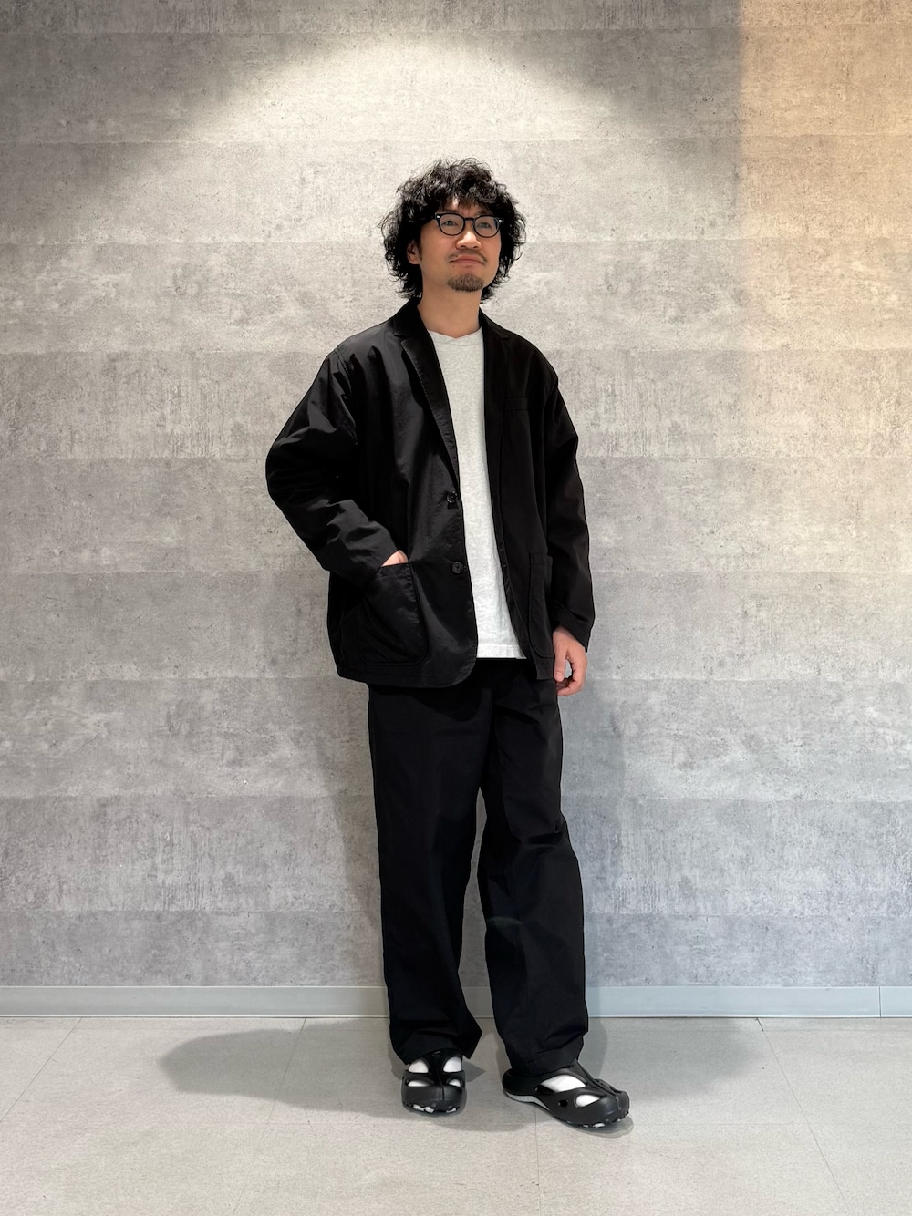 ブラック系のその他アウター、グレー系のTシャツ/カットソー、ブラック系のその他パンツを着用したメンズの春コーディネートの1枚目の写真