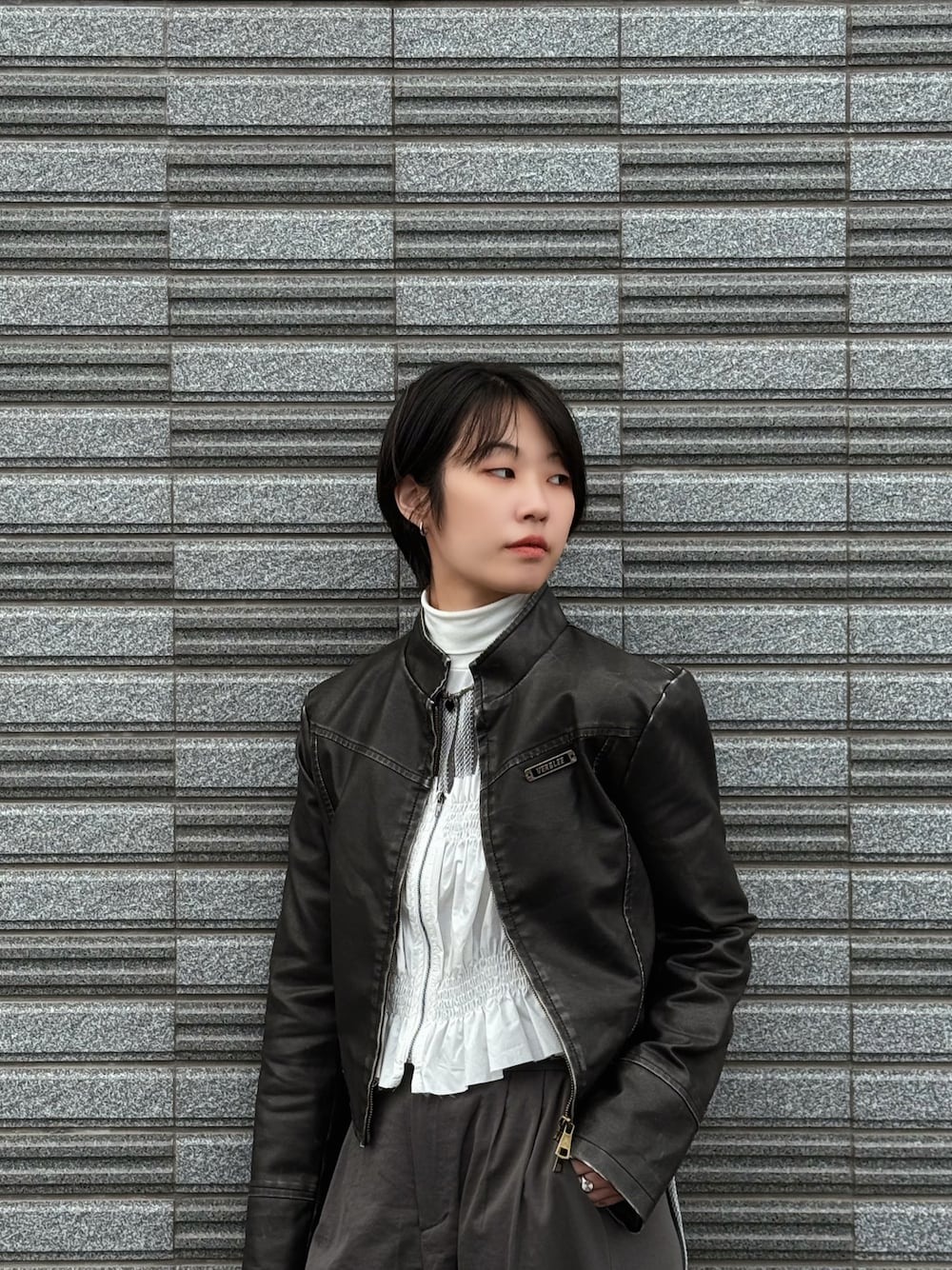 「NETのアイテム（スラックス、グレー系）」を使った、mimichen1999さん（レディース・160cm）の春コーディネートの1枚目の写真