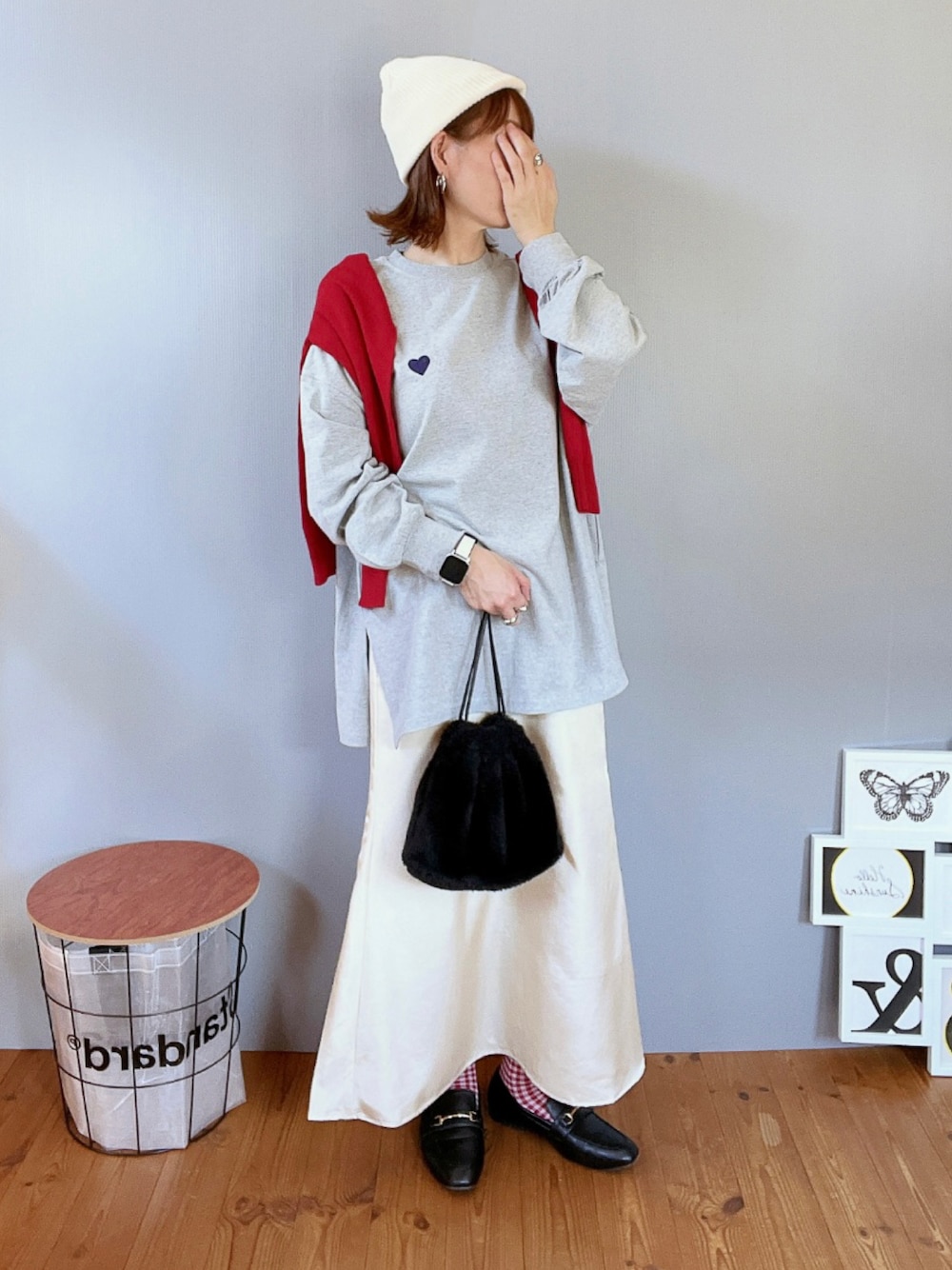 「休日コーデ、着回しコーデ、おしゃれさんと繋がりたい、今日のコーデ、サテンスカート、GU、アベイル、ロンT、ロングスカート、ニット帽、肩掛けカーデ、オトナカジュアル、ローファー、カジュアル、秋」｜「Birthday roomのアイテム（Tシャツ/カットソー、グレー系）」を使った、renge_wearさん（レディース・163cm）の秋コーディネートの1枚目の写真