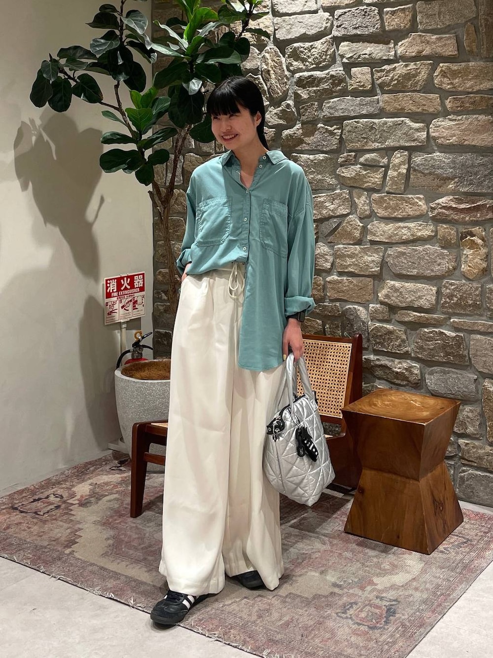 「BAYFLOW、きれいめ、春コーデ、シャツ、シャツスタイル」｜「BAYFLOWの2WAYスタンダードシャツ（シャツ/ブラウス、グリーン系）」を使った、mimorin_bfさん（レディース・158cm）の春コーディネートの1枚目の写真