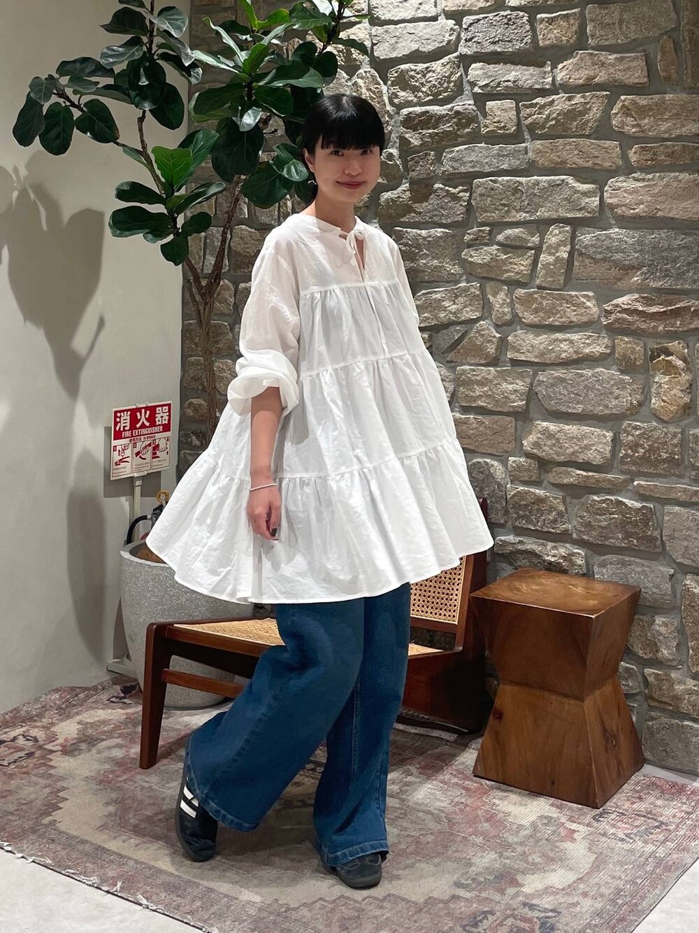 「BAYFLOW、春コーデ、デニムパンツ、ガーリー」｜「BAYFLOWの[ウエストゴム・脚長効果抜群!!]ベーシックワイドデニム（デニムパンツ、ブルー系）」を使った、mimorin_bfさん（レディース・158cm）の春コーディネートの1枚目の写真