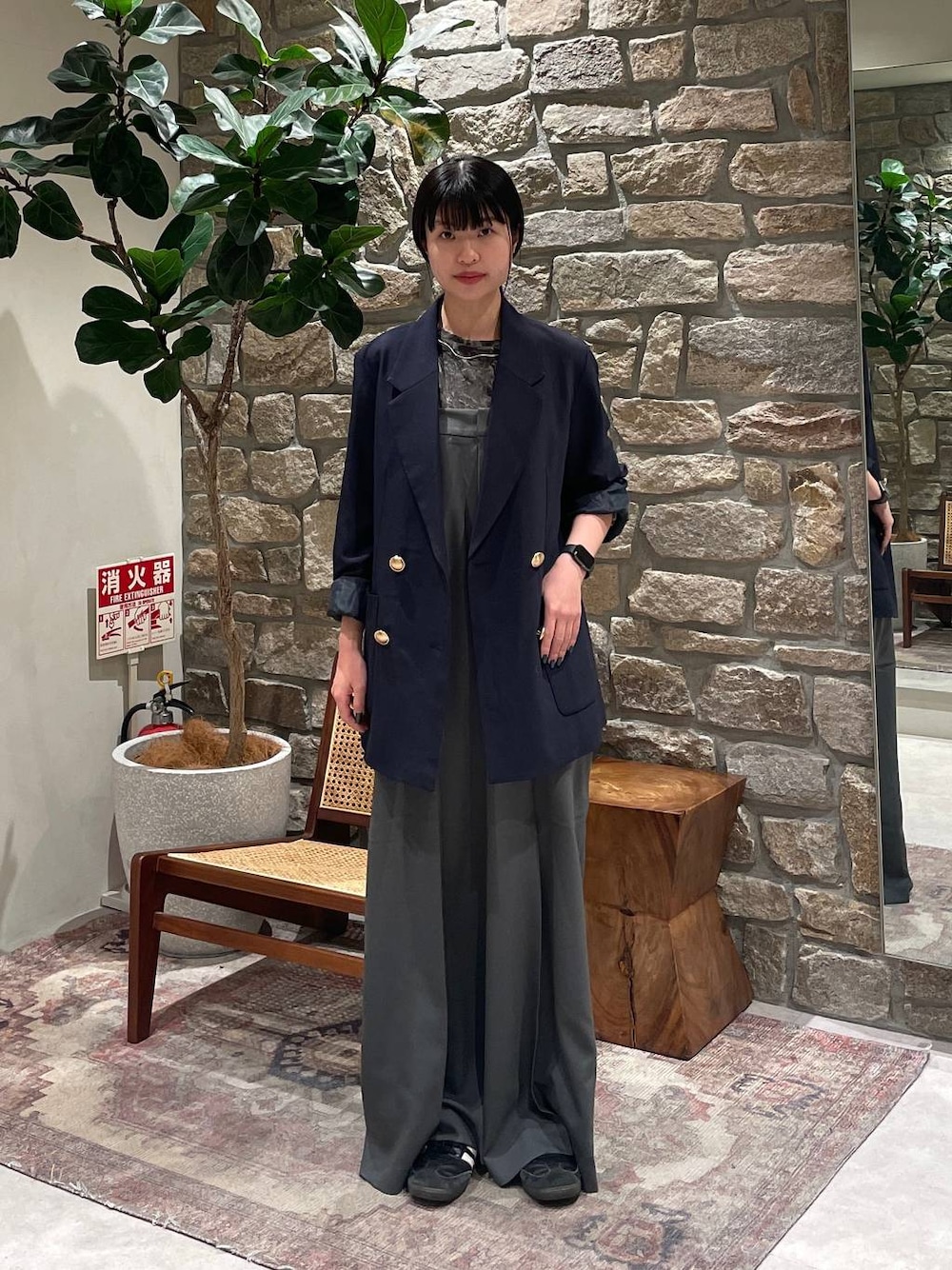 「BAYFLOW、きれいめ、ジャケット」｜「BAYFLOWのセンタープレスコンビネゾン（つなぎ/オールインワン、グレー系）」を使った、mimorin_bfさん（レディース・158cm）の冬コーディネートの1枚目の写真
