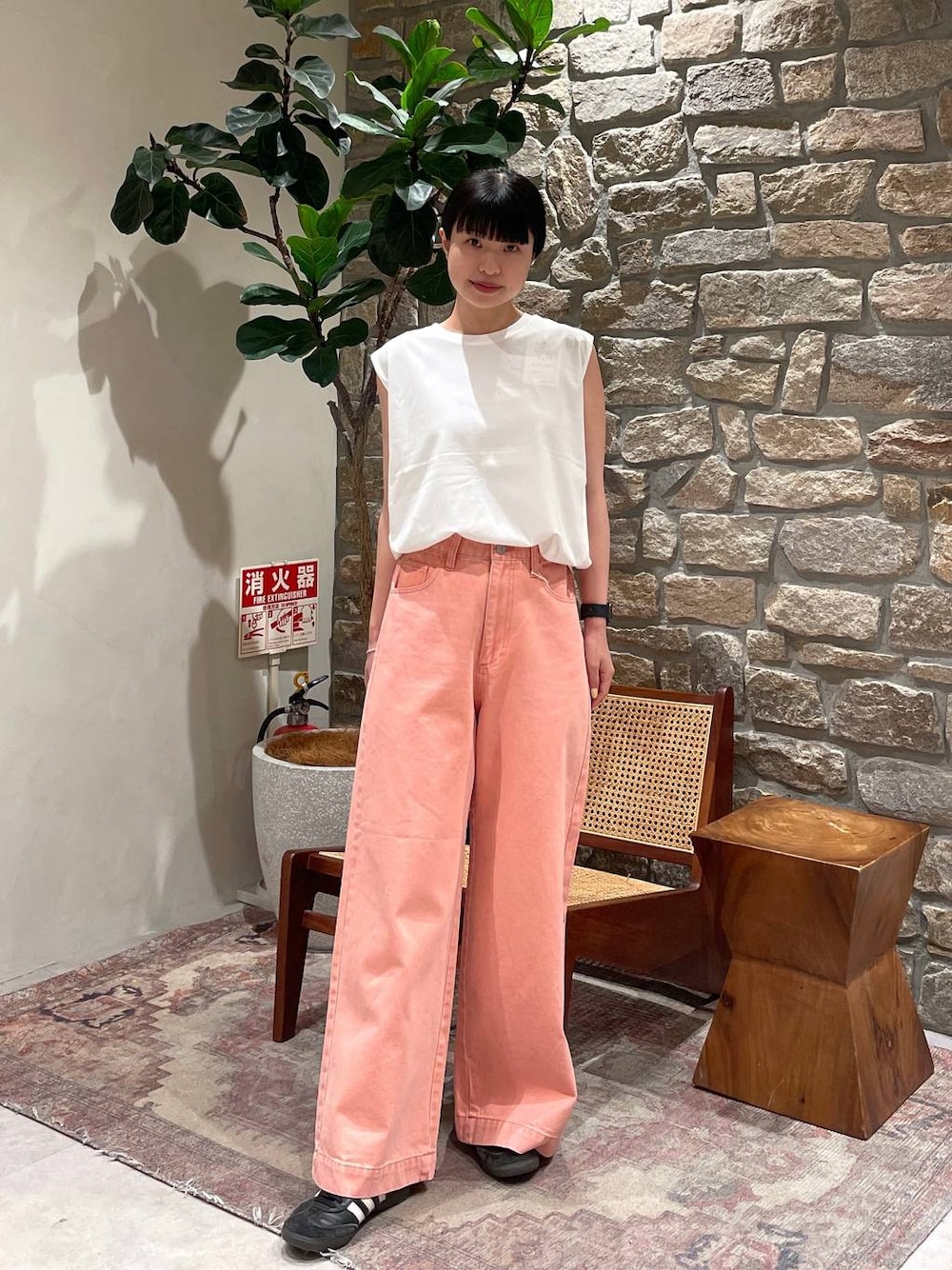 「BAYFLOW、春コーデ、夏コーデ、ノースリーブ、デニムパンツ、カラーパンツ」｜「BAYFLOWの[接触冷感/しなやかな肌触り]シルケットノースリーブT（Tシャツ/カットソー、ホワイト系）」を使った、mimorin_bfさん（レディース・158cm）の春コーディネートの1枚目の写真