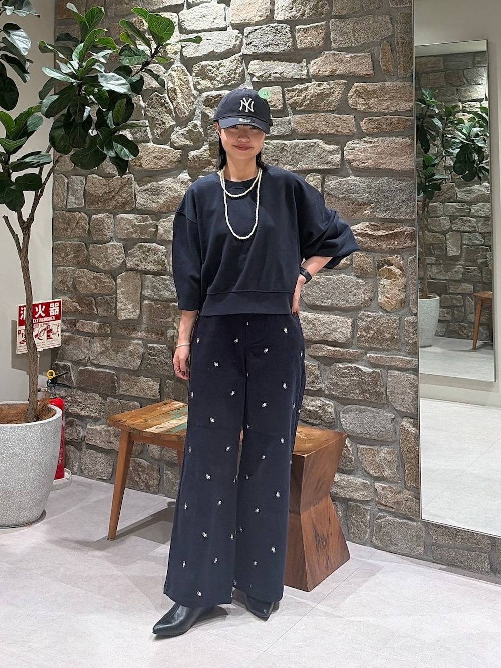 ブルー系のその他パンツ、ブラック系のブーツ、ホワイト系のキャミソールを着用したレディースの秋コーディネートの1枚目の写真