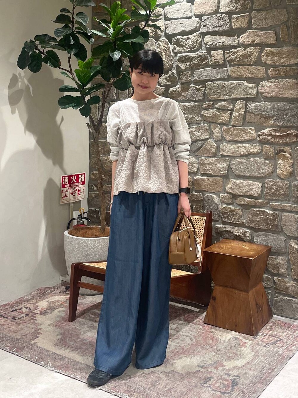 「BAYFLOW、きれいめ、カジュアル、デニムパンツ、ビスチェ」｜「BAYFLOWの[荷物の出し入れもしやすい]エンボスロゴミニボストンショルダーバッグ（ショルダーバッグ、イエロー系）」を使った、mimorin_bfさん（レディース・158cm）の春コーディネートの1枚目の写真