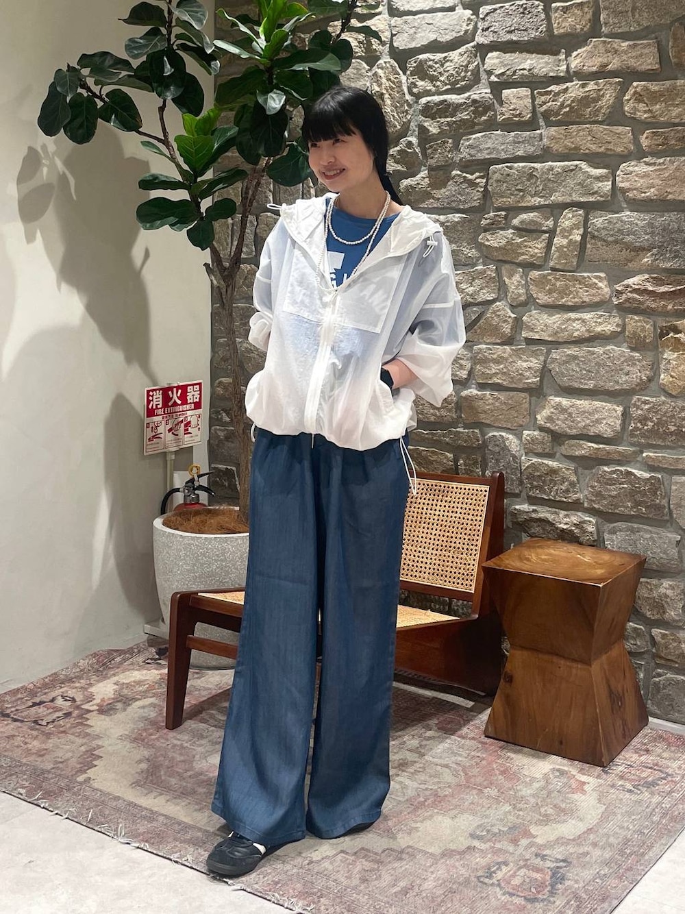 「BAYFLOW、カジュアル、春コーデ、シアートップス、デニムパンツ」｜「BAYFLOWの[薄手＆しなやかな素材感]デニムワイドパンツ（その他パンツ、ブルー系）」を使った、mimorin_bfさん（レディース・158cm）の春コーディネートの1枚目の写真