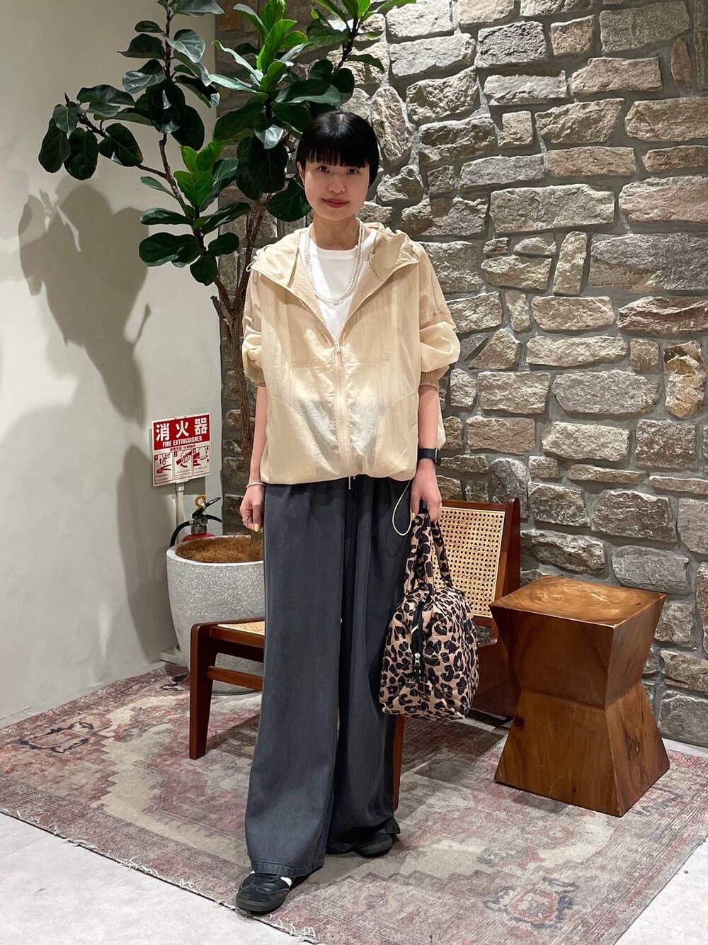 「BAYFLOW、春色、春コーデ、カジュアル、デニムパンツ」｜「BAYFLOWの[接触冷感/しなやかな肌触り]シルケットノースリーブT（Tシャツ/カットソー、ホワイト系）」を使った、mimorin_bfさん（レディース・158cm）の春コーディネートの1枚目の写真
