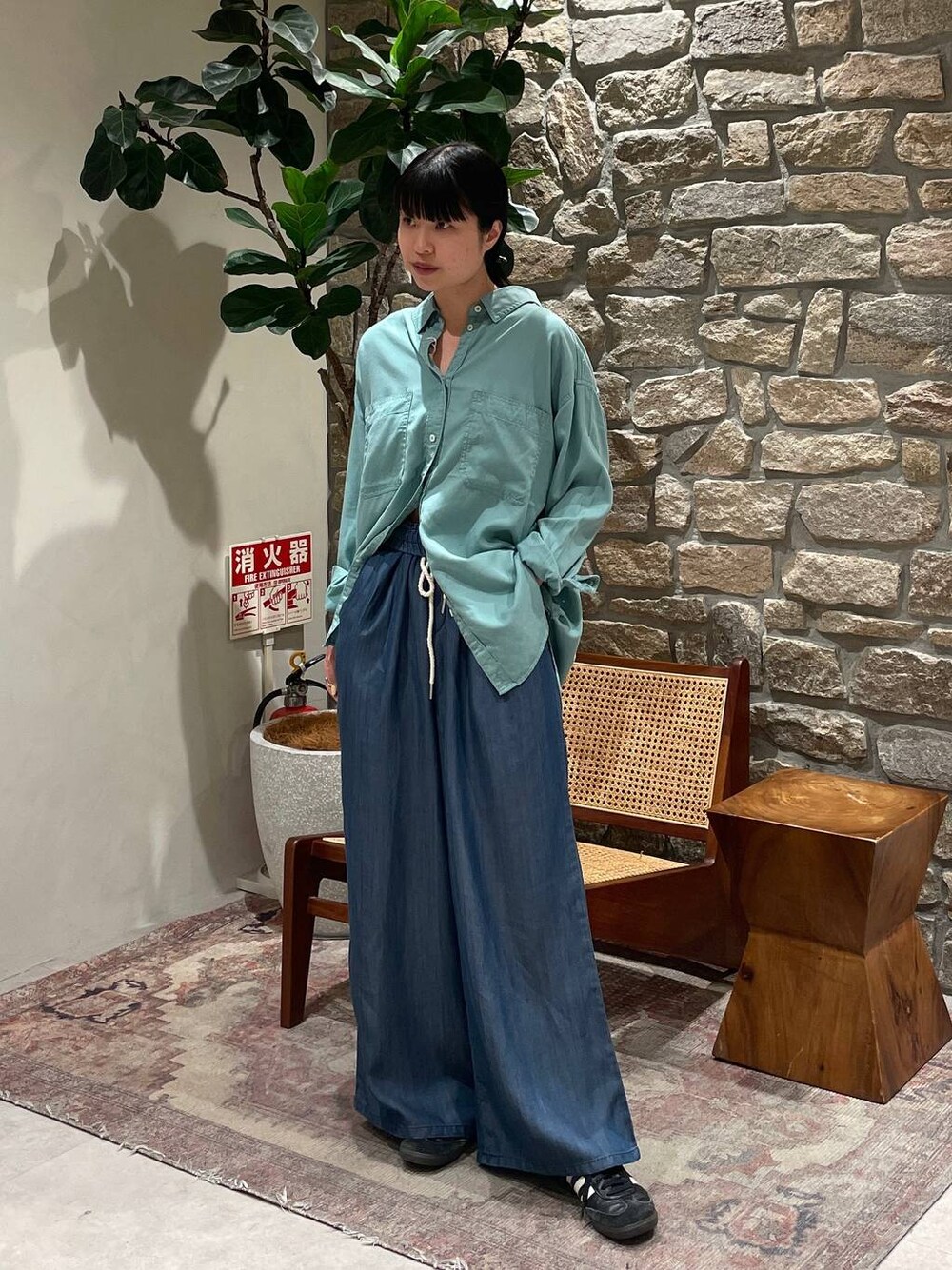 「BAYFLOW、春コーデ、きれいめ、きれいめカジュアル、シャツ、デニムパンツ、シャツスタイル」｜「BAYFLOWの2WAYスタンダードシャツ（シャツ/ブラウス、グリーン系）」を使った、mimorin_bfさん（レディース・158cm）の春コーディネートの1枚目の写真