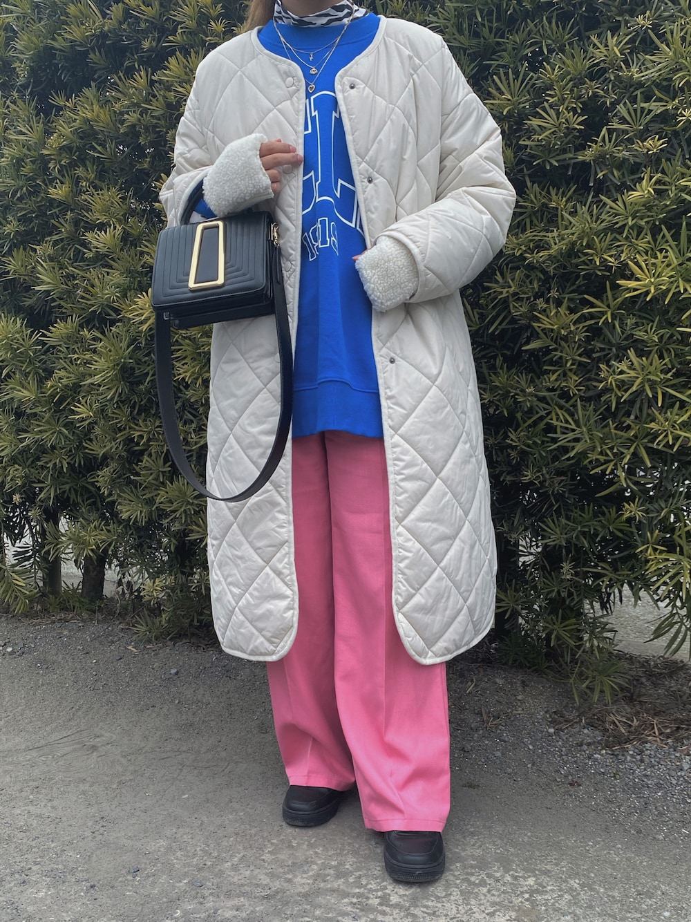 「今日のコーデ、プチプラコーデ、スウェット、スウェットコーデ、ブルー、ピンクパンツ、エアフォース1」｜「ZARAのアイテム（ハンドバッグ、ブラック系）」を使った、るうさん（レディース・157cm）の春コーディネートの1枚目の写真