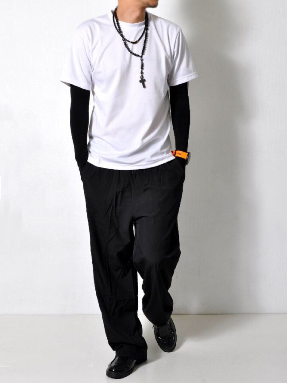 ホワイト系のTシャツ/カットソー、ブラック系のその他パンツ、ブラック系のローファーを着用したメンズの夏コーディネートの1枚目の写真