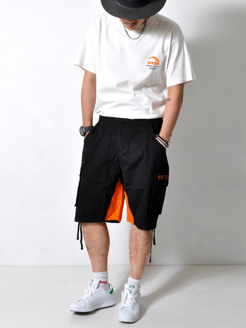 ホワイト系のTシャツ/カットソー、ブラック系のその他パンツ、ホワイト系のスニーカーを着用したメンズの夏コーディネートの1枚目の写真
