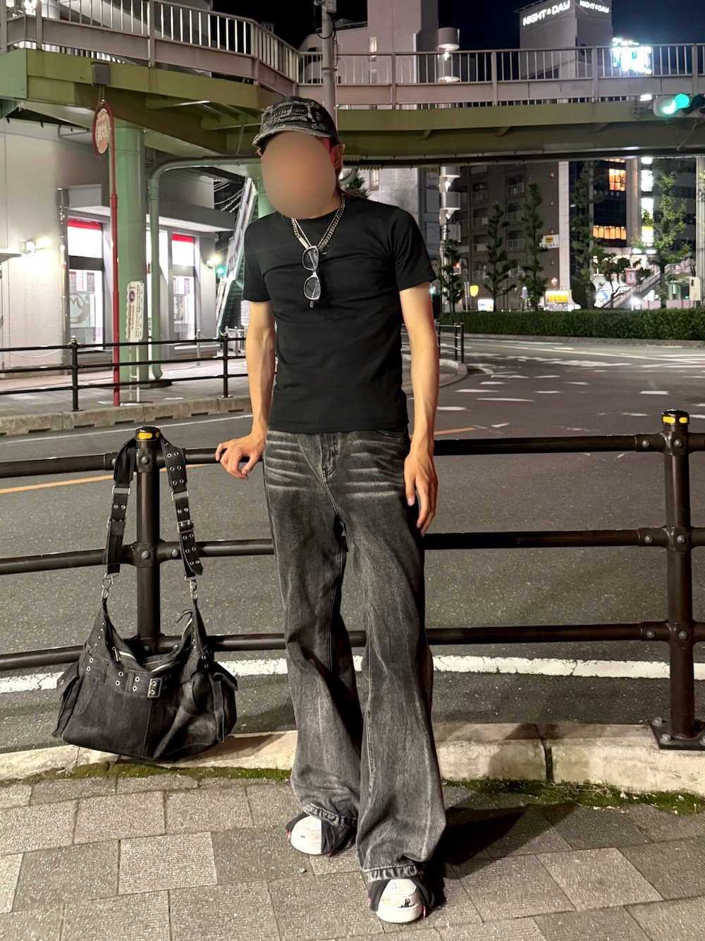 ブラック系のデニムパンツ、ブラック系のショルダーバッグ、ブラック系のTシャツ/カットソーを着用したメンズの夏コーディネートの1枚目の写真