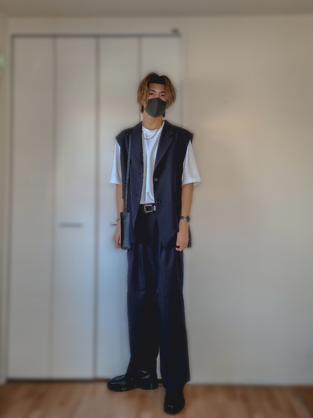 ブラック系のドレスシューズ、ブラック系のスラックス、ホワイト系のTシャツ/カットソーを着用したメンズの秋コーディネートの1枚目の写真