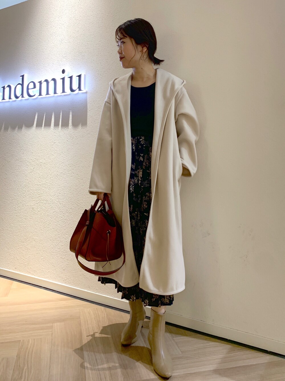 「休日コーデ、大人コーデ、きれいめカジュアル、大人かわいい、ガウンコート、andemiu、ママコーデ、ママファッション、おでかけ、ワンピース、ショートブーツ」｜「Andemiuの【WEB限定カラー】ノットハンドルトートミニ956742（ショルダーバッグ、ブラウン系）」を使った、iknmmさん（レディース・160cm）の秋コーディネートの1枚目の写真