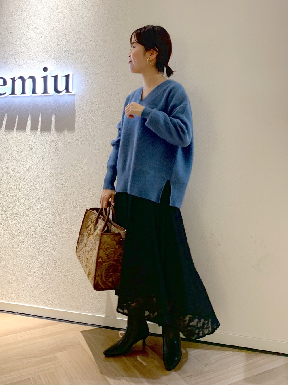 「秋コーデ、大人女子、オトナ女子、ニット、ショートブーツ 黒、ママコーデ、ママファッション、ママカジュアル、andemiu、フェミニン」｜「AndemiuのジャガードトートⅡ956737（トートバッグ、ブラウン系）」を使った、iknmmさん（レディース・160cm）の秋コーディネートの1枚目の写真