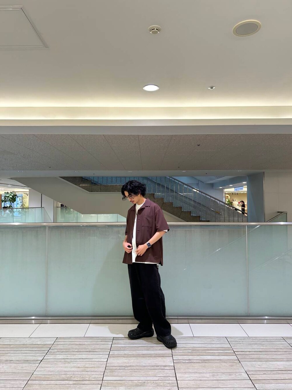 ホワイト系のTシャツ/カットソー、ブラック系のデニムパンツ、ブラウン系のシャツ/ブラウスを着用したメンズの夏コーディネートの1枚目の写真