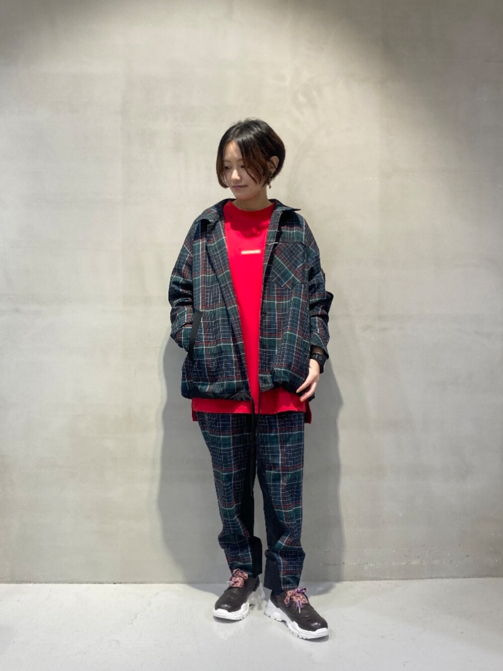 「FRAPBOIS、チェック、セットアップ、ユニセックス、ジェンダーレス」｜「FRAPBOISのドッキングポンチ（Tシャツ/カットソー、レッド系）」を使った、suzuki♀さん（レディース・153cm）の秋コーディネートの1枚目の写真