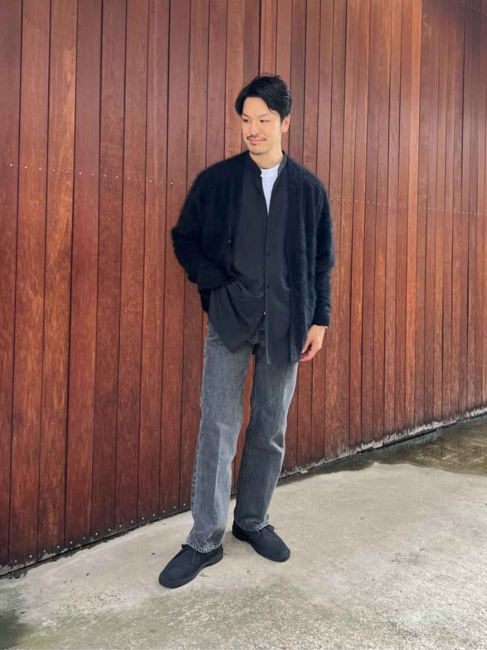 ブラック系のモカシン/デッキシューズ、ブラック系のカーディガン/ボレロ、ブラック系のシャツ/ブラウスを着用したメンズの冬コーディネートの1枚目の写真