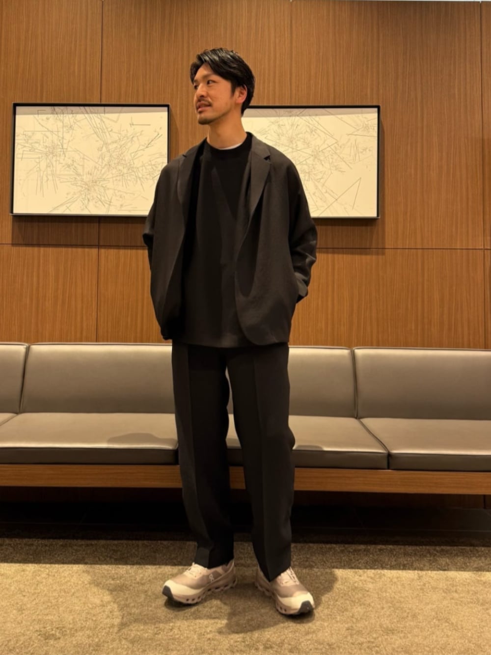 ブラック系のテーラードジャケット、ブラック系のTシャツ/カットソー、ブラック系のその他パンツを着用したメンズの春コーディネートの1枚目の写真