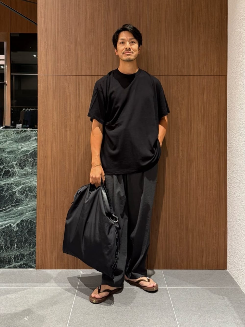 グレー系のその他パンツ、ブラウン系のサンダルを着用したメンズの夏コーディネートの1枚目の写真