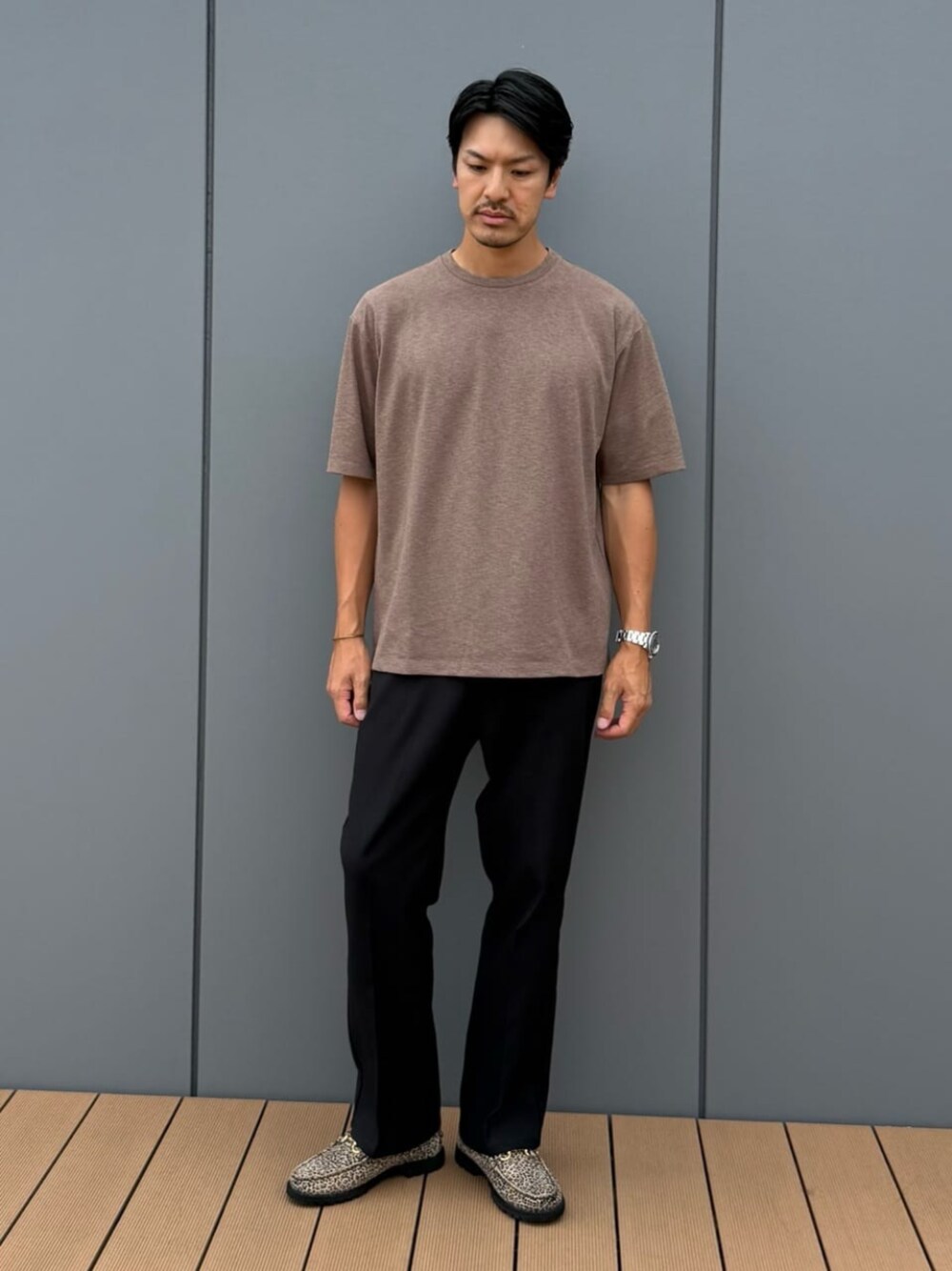 ベージュ系のTシャツ/カットソー、ベージュ系のローファーを着用したメンズの夏コーディネートの1枚目の写真