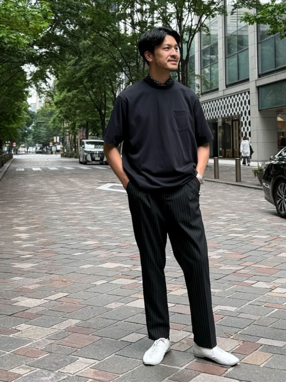 ブラック系のTシャツ/カットソーを着用したメンズの夏コーディネートの1枚目の写真