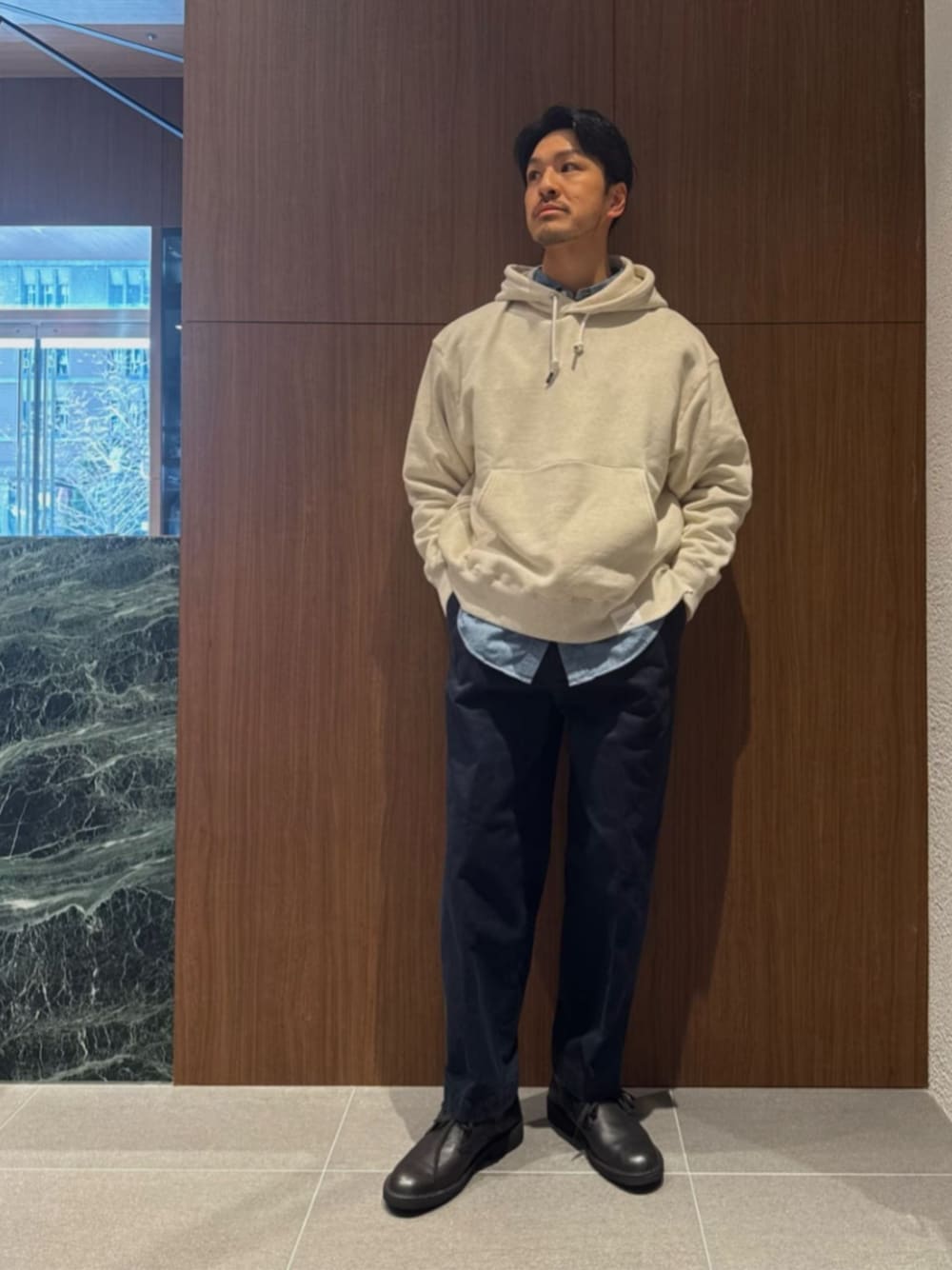 ブラック系のブーツ、ブルー系のシャツ/ブラウスを着用したメンズの春コーディネートの1枚目の写真