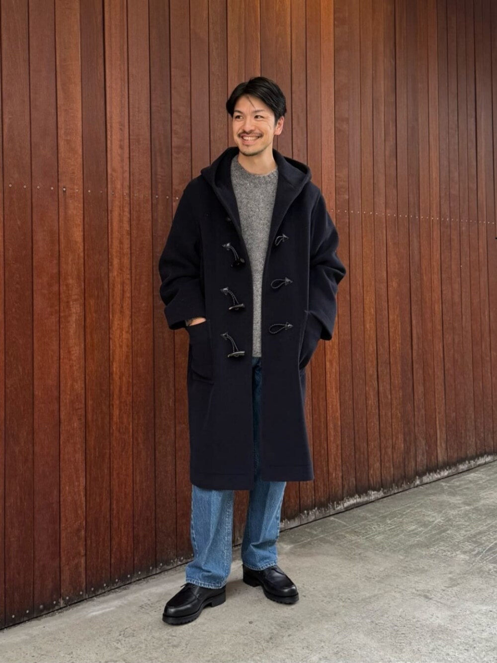 ブルー系のデニムパンツ、グレー系のニット/セーターを着用したメンズの冬コーディネートの1枚目の写真