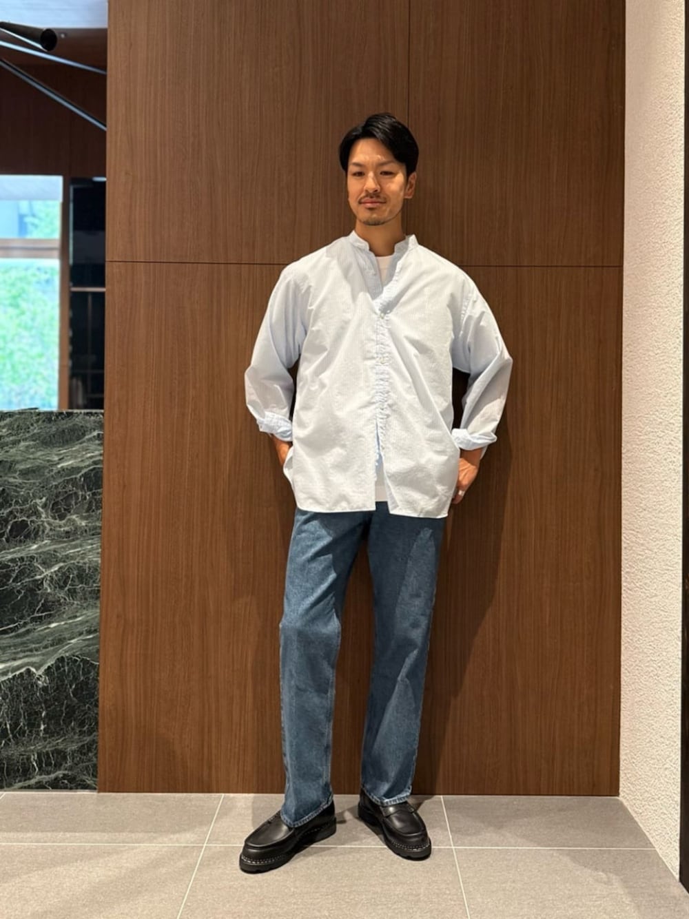 ブルー系のシャツ/ブラウス、ホワイト系のTシャツ/カットソー、ブルー系のデニムパンツを着用したメンズの夏コーディネートの1枚目の写真