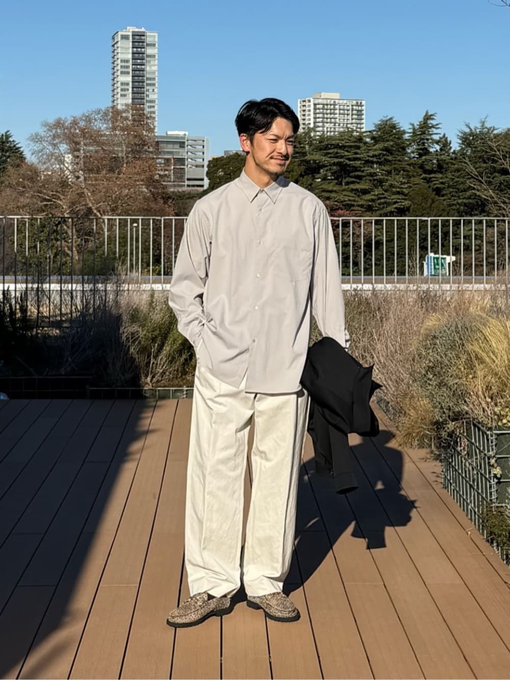 ベージュ系のチノパンツ、ベージュ系のローファー、ベージュ系のシャツ/ブラウスを着用したメンズの夏コーディネートの1枚目の写真