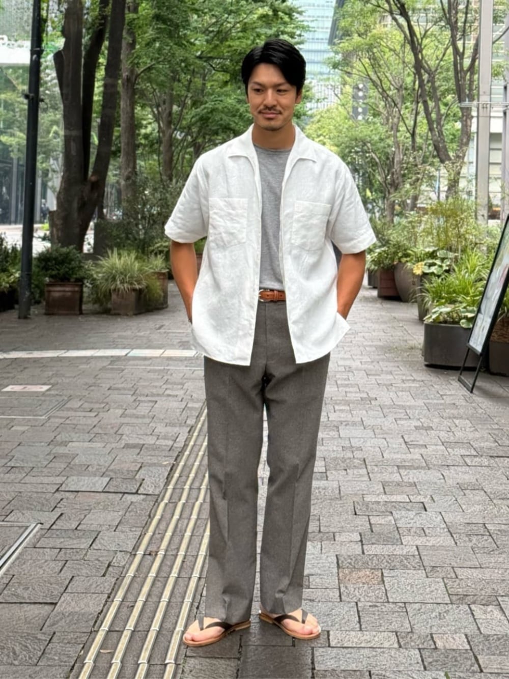 ホワイト系のシャツ/ブラウス、グレー系のTシャツ/カットソー、ブラウン系のスラックスを着用したメンズの夏コーディネートの1枚目の写真