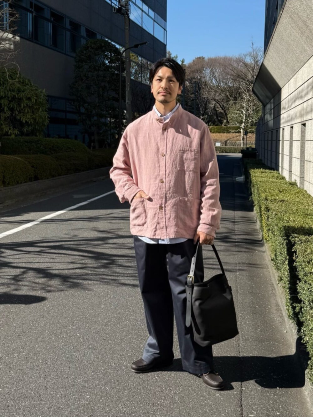 ピンク系のシャツ/ブラウス、ブルー系のシャツ/ブラウス、ブルー系のチノパンツを着用したメンズの春コーディネートの1枚目の写真