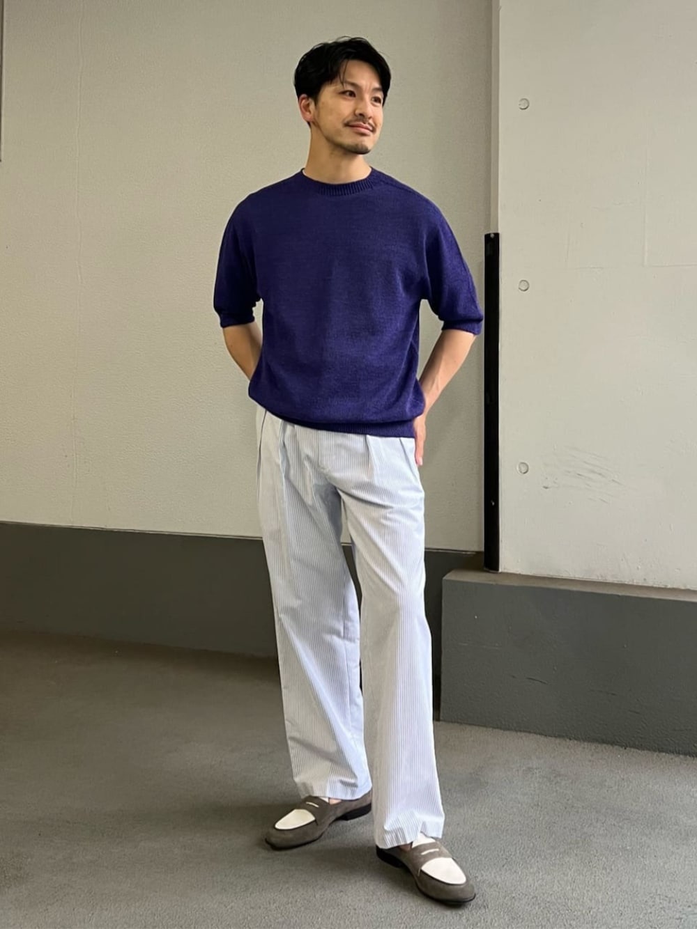 グレー系のローファー、パープル系のTシャツ/カットソー、ブルー系のその他パンツを着用したメンズの夏コーディネートの1枚目の写真