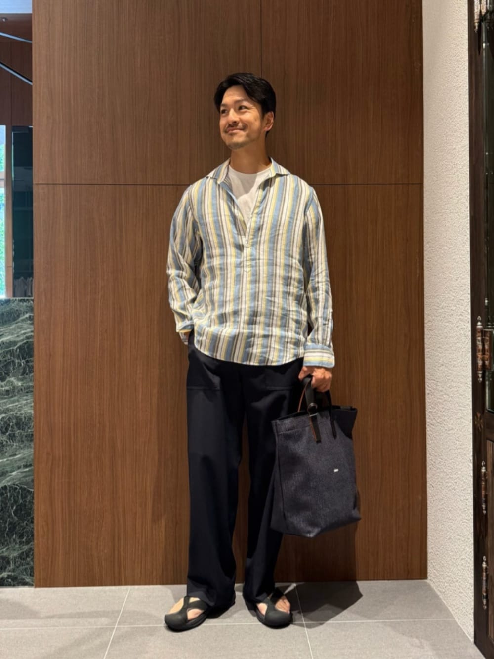 ブルー系のシャツ/ブラウス、ブルー系のその他パンツ、ブラック系のトートバッグを着用したメンズの夏コーディネートの1枚目の写真