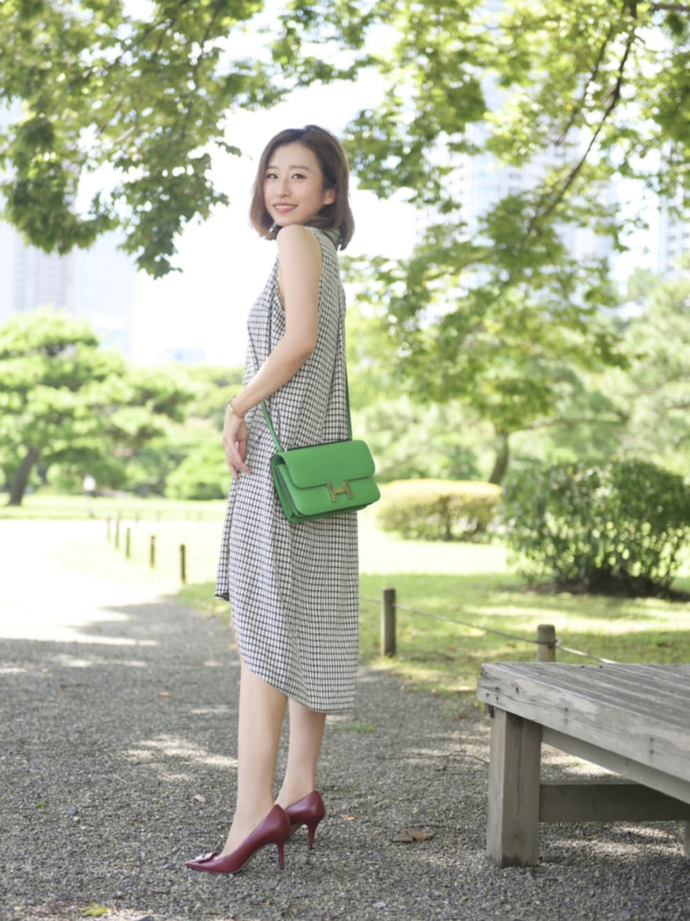 その他のシャツワンピース、グリーン系のバッグ、レッド系のパンプスを着用したレディースの夏コーディネートの1枚目の写真