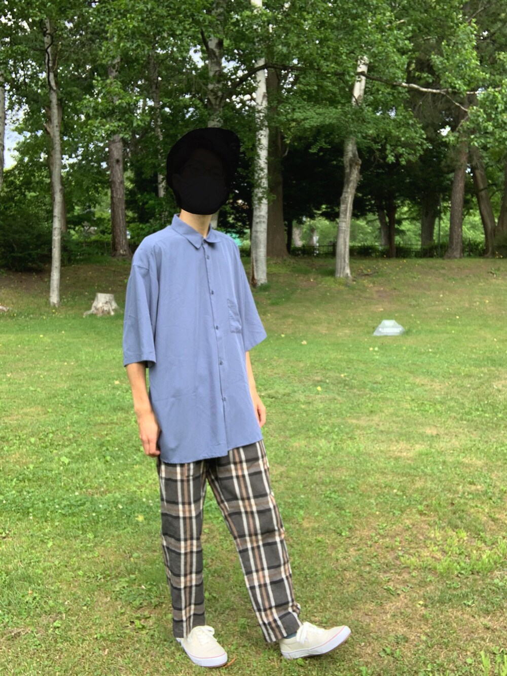 ブルー系のシャツ/ブラウス、ブルー系のその他パンツ、ホワイト系のシューズを着用したメンズの夏コーディネートの1枚目の写真