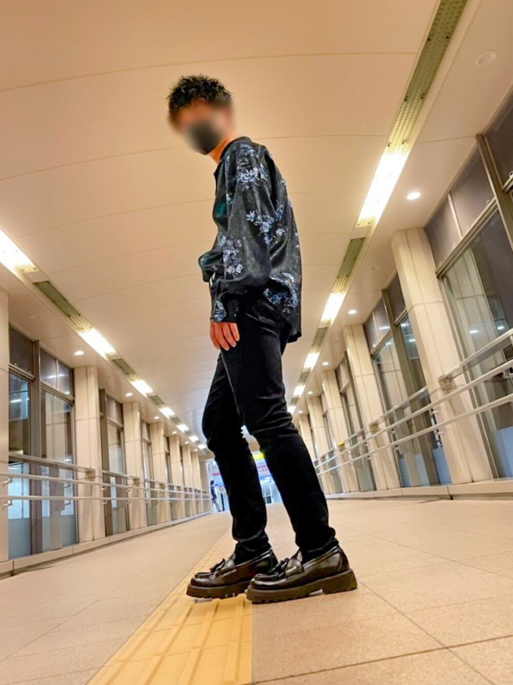 「秋のコーデ、今日のコーデ、お洒落さんとつながりたい、ブラック、レトロフラワー、スキニーパンツ、Junred、adrer、長岡駅、新潟、フラワー柄、フラワー」｜「JUNREDの【KEI×JUNRed】 リュクスサテンレトロシャツ（シャツ/ブラウス、ブラック系）」を使った、spread0111さん（メンズ・170cm）の秋コーディネートの1枚目の写真