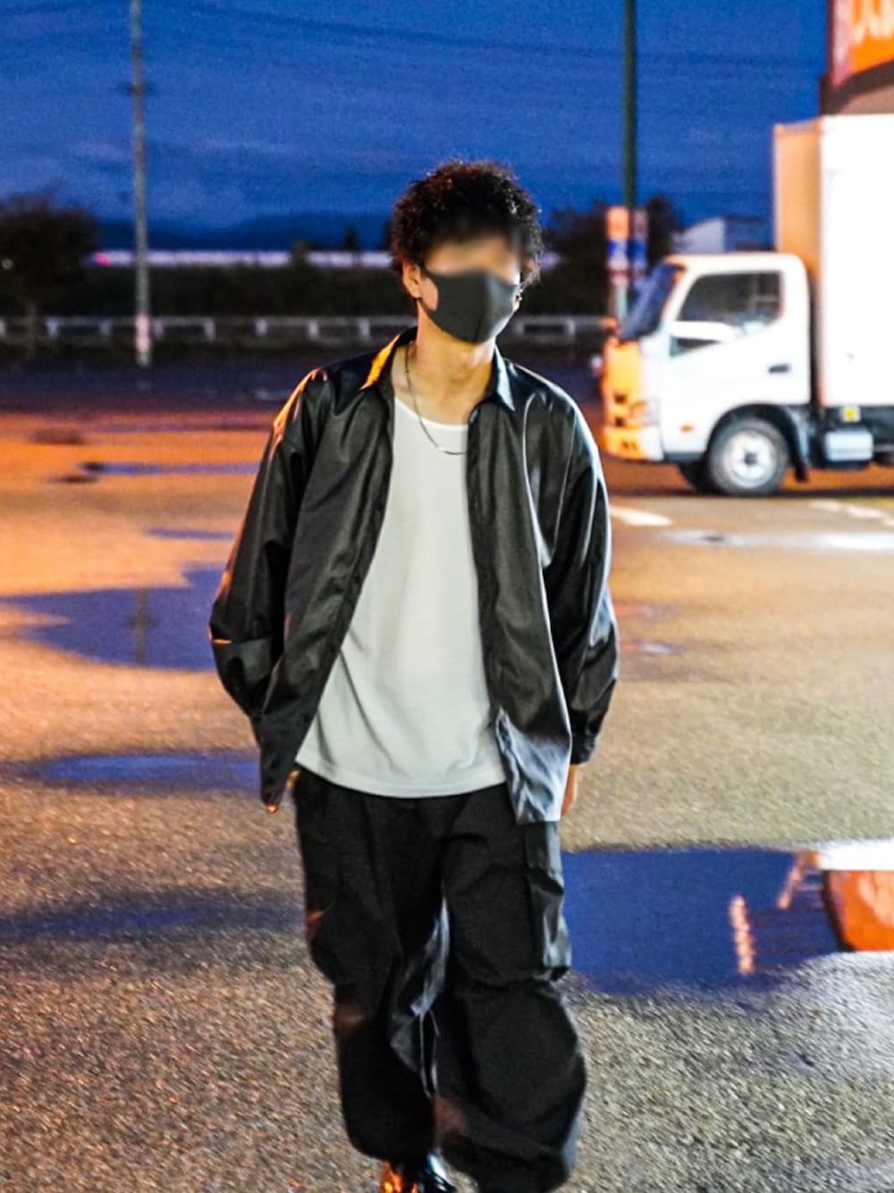 「シンプル、秋服準備はじめました、モノトーン」｜「KUUUPYのBack Front Fly Synthetic Leather Shirt - 背面比翼シンセティックレザーシャツ（シャツ/ブラウス、ブラック系）」を使った、spread0111さん（メンズ・171cm）の秋コーディネートの1枚目の写真