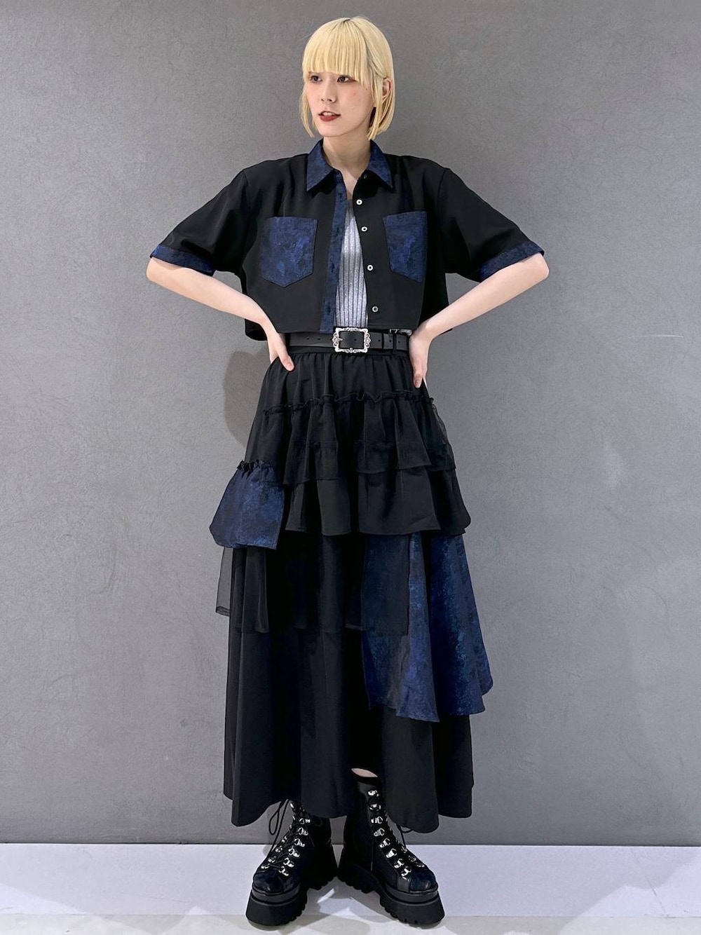 ブラック系のサンダル、グレー系のタンクトップ、パープル系のシャツ/ブラウスを着用したレディースの春コーディネートの1枚目の写真